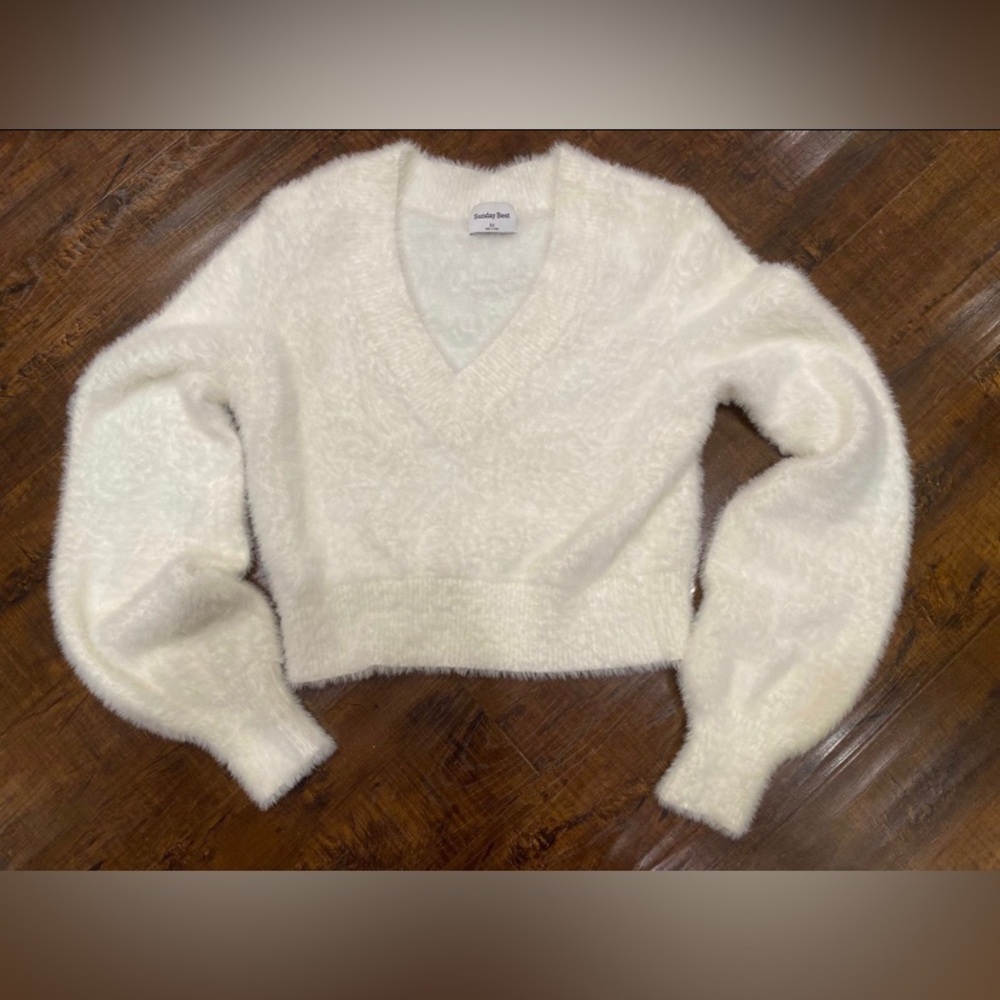 Aritzia Sunday Best crop cropped soft fuzzy white sweater size xs